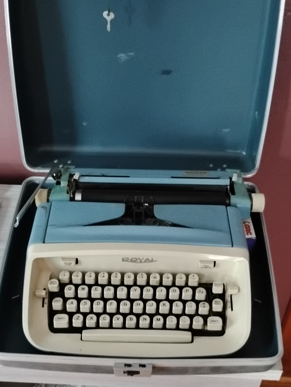 VINTAGE MANUAL Portable Typewriter in Light Blue and Cream